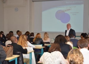 Jean Michel Sanet présente sa conférence sur le traitement des verres