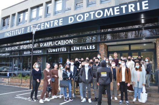 étudiants devant le campus de l'ICO, école optique Paris sud