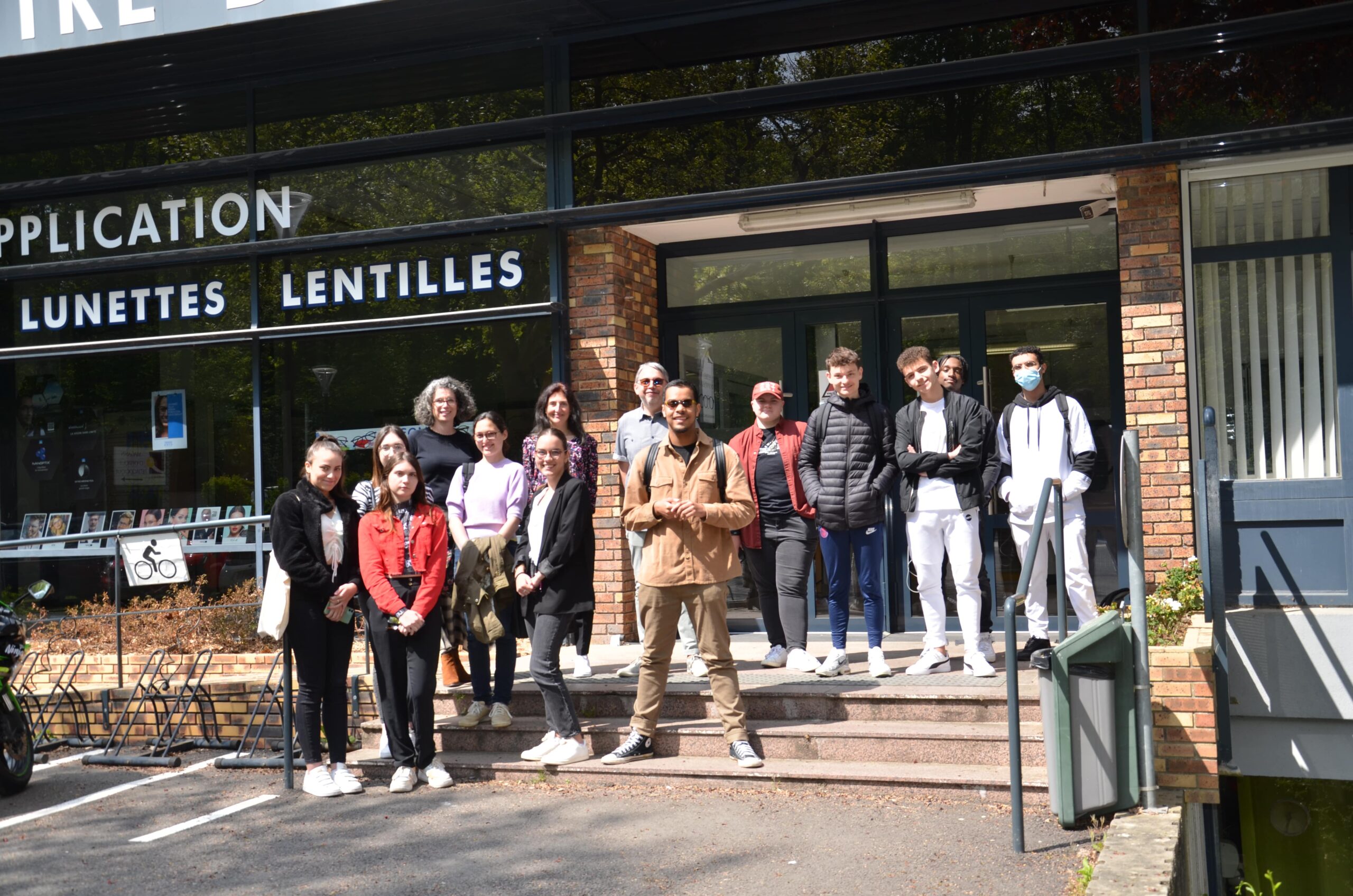 groupe de lycéens venus tester la journée découverte de l'ICO, école optique Paris sud