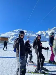 vue des étudiants de l'ICO, école d'optique paris Sud, sur les pistes de ski lors du challenge Krys group