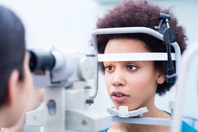 femme en plein examen de vue pour illustrer les programmes de formation continue opticien ICO CMO en réfraction