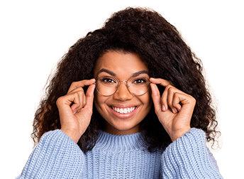 femme souriante avec des lunettes pour présenter une actualités de l'ico, école d'optique paris sud