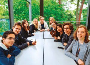 photo d'étudiants de l'ico, école d'optique paris sud, autour d'une table