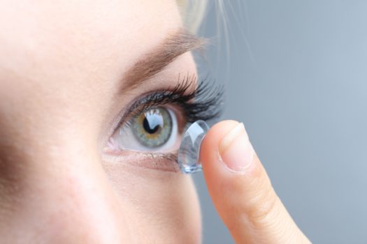 femme en train de mettre une lentille de contact pour illustrer la formation continue opticien ICO CMO réussir l'adaptation des lentilles rigides sphériques