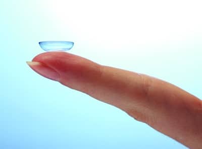 lentille de contact sur un doigt pour illustrer la formation continue opticien ICO CMO sur les bases de la contactologie