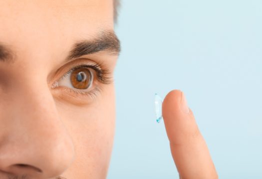 homme en train de mettre une lentille de contact pour illustrer la formation continue opticien ICO CMO en compensation de la presbytie en lentille de contact