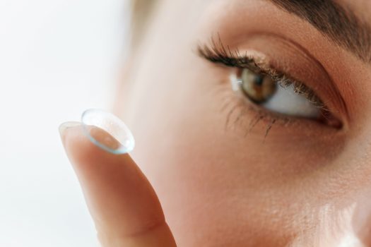 femme en train de mettre une lentille de contact pour illustrer la formation continue opticien ICO CMO en suivi du porteur de lentilles et recommandations