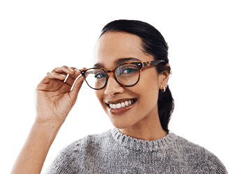 Une femme tient ses lunettes pour illustrer les formations de l'ICO ecole optique paris sud