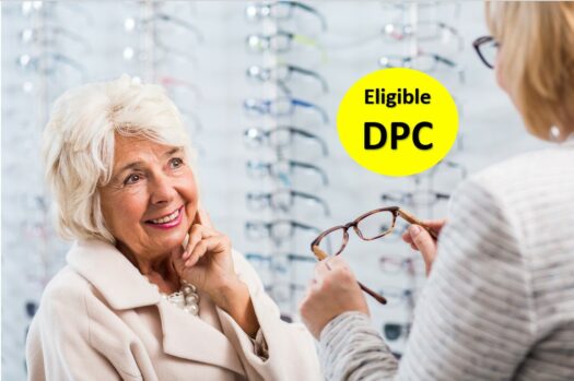dame âgée discutant avec un opticien pour promouvoir la formation DPC de l'ICO prise en charge optique de la personne âgée