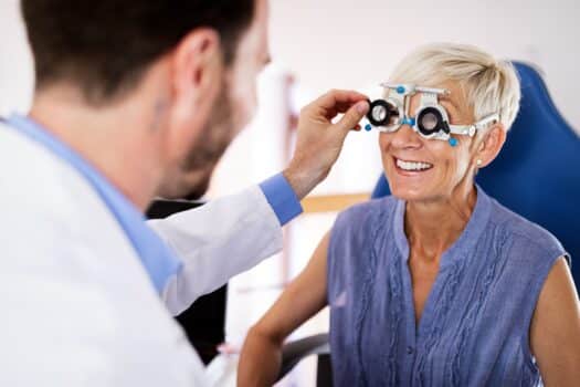 femme âgée souriante en cours d'examen visuel pour illustrer la formation continue opticien ICO CMO en Adaptation d'un examen de vue à la personne âgée