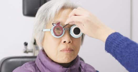femme âgée en cours d'examen visuel pour illustrer la formation continue opticien ICO CMO sur les effets oculaires des principales pathologies de la personne âgée