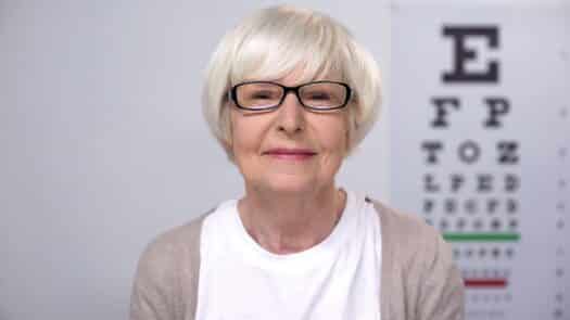 femme âgée en cours d'examen visuel pour illustrer la formation continue opticien ICO CMO en Pathologies altérant la vision de la personne agée