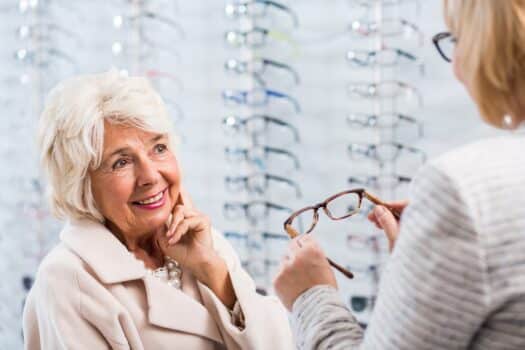 dame aux cheveux blancs essayant des lunettes pour illustrer la formation basse vision prise en charge des personnes âges de l'ICO CMO, formation continue opticien