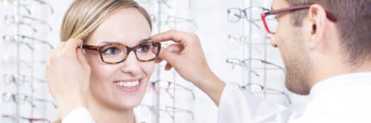 opticien en train d'ajuster les lunettes d'une cliente pour illustrer la formation continue opticien ICO CMO sur le Rhabillage et ajustage d'une monture
