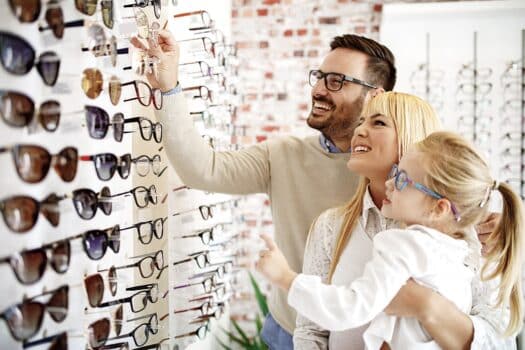 famille qui choisit des lunettes chez un opticien pour illustrer la formation continue opticien coacher son équipe à la vente performante
