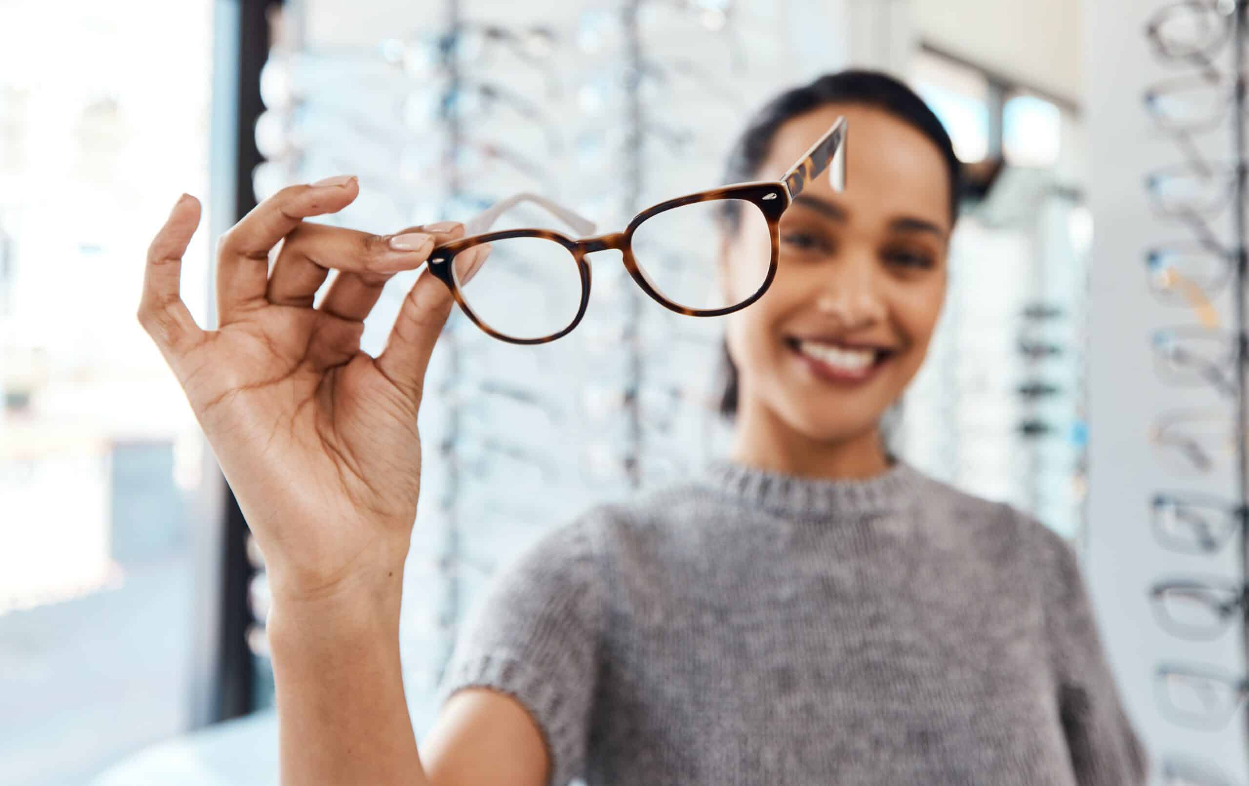 femme en train de choisir des lunettes chez un opticien pour illustrer la formation continue opticien optimiser les ventes et développer la performance en magasin d'optique