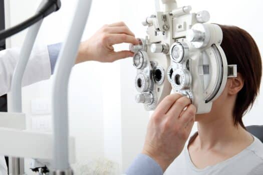 femme en cours d'examen des yeux pour illustrer l'approche méthodologique de la réfraction pour les examens standards dans le cadre de la VAE opticien lunetier de l'ICO