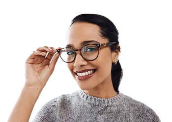 Une femme tient ses lunettes pour illustrer les formations de l'ICO ecole optique paris sud