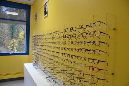photo d'une salle de classe avec des montures de lunettes à l'ICO, école d'optique Paris Sud
