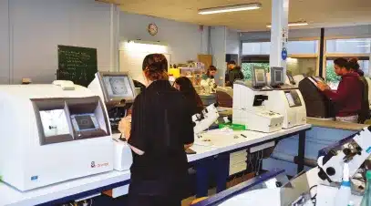les salles de travaux pratiques en lunetterie de l'ICO école centenaire dans l'optique, la santé visuelle et la relation client