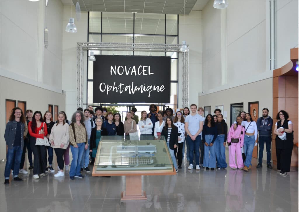 les étudiants opticiens de l'ICO en visite d'études ches Novacel troisième verrier français