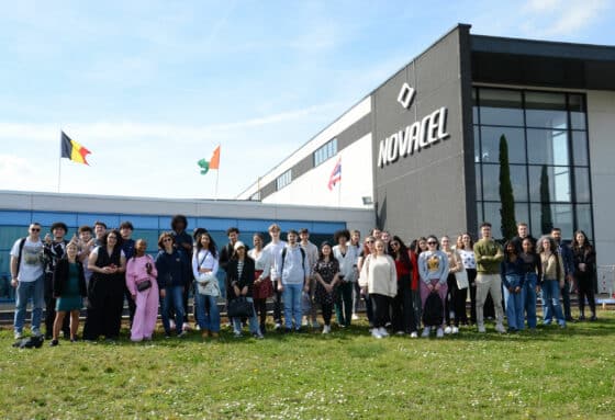 les étudiants opticiens de l'ICO en visite d'études ches Novacel troisième verrier français