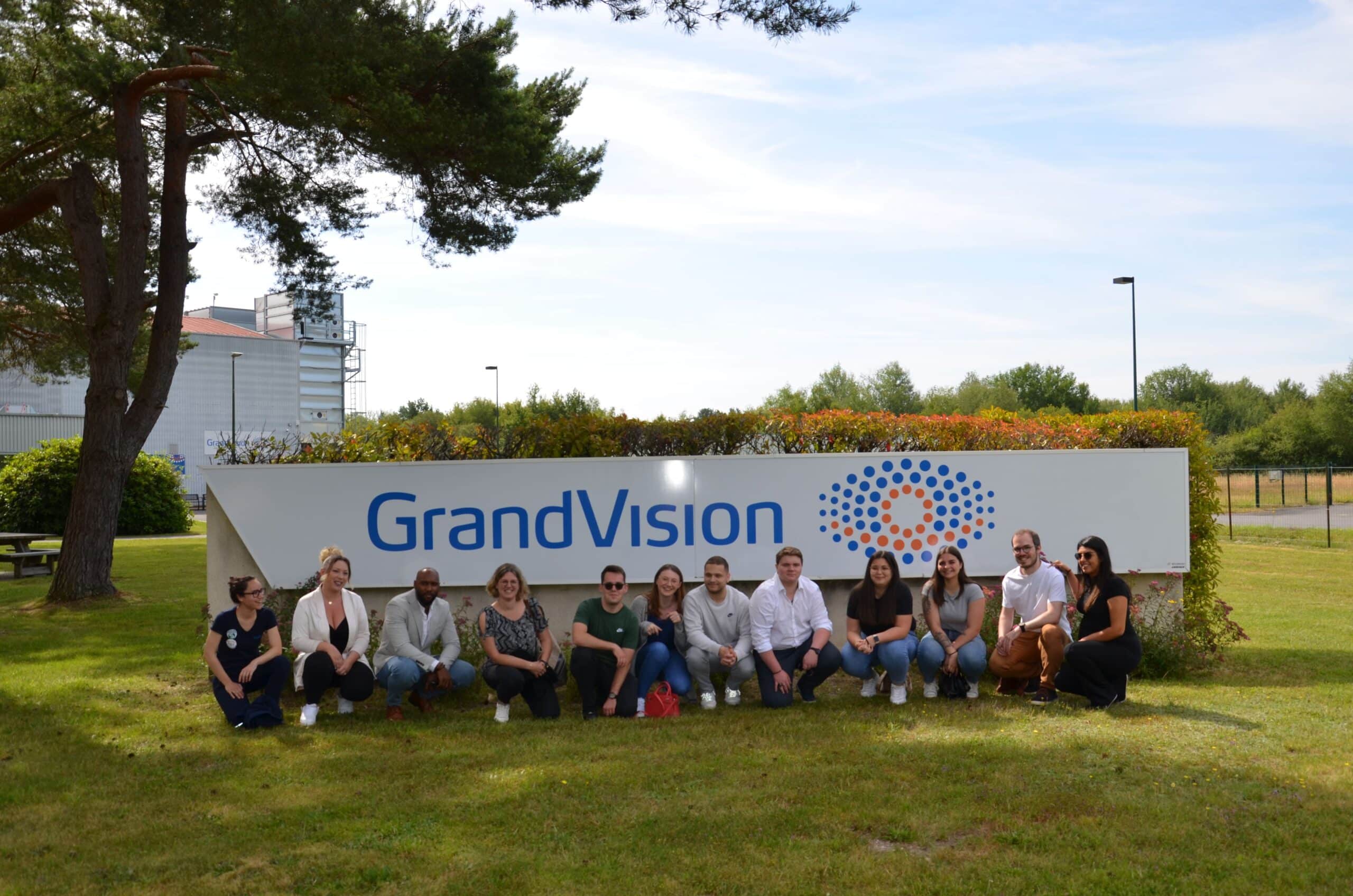 Visite de l'usine GrandVision France groupe EssilorLuxottica par les étudiants de l'ICO