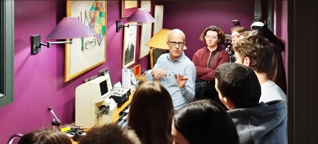 Sous le parrainage de Matthieu Lafont, la promotion 2024-2026 des étudiants en BTS Optique de l’ICO a pu donner libre cours à sa créativité en participant à un concours de dessin de monture.